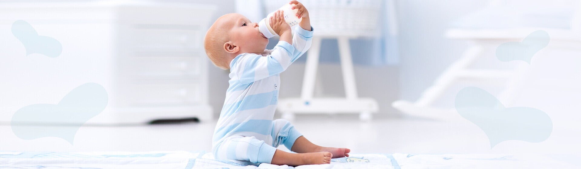 תינוק כבן שנה אוכל מבקבוק