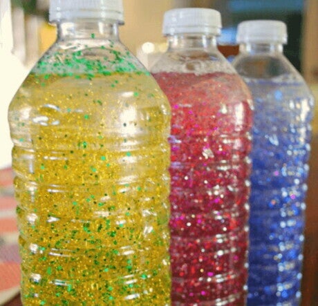 בקבוקי פלסטיק ממולאים בנצנצים