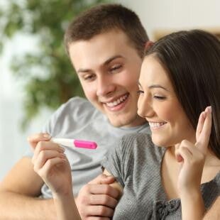 זוג מצפה לתוצאת בדיקת הריון