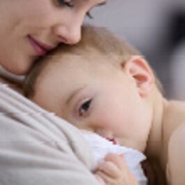 תינוק יונק מאימו